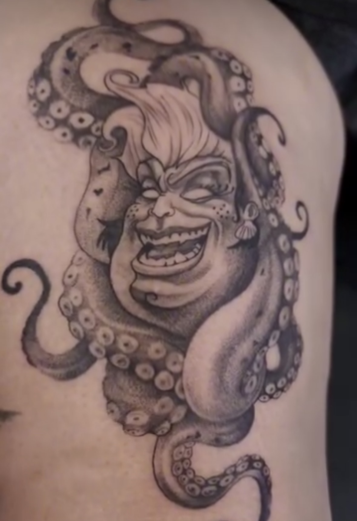 Detalle de trabajo en tinta negra por Zuazuart