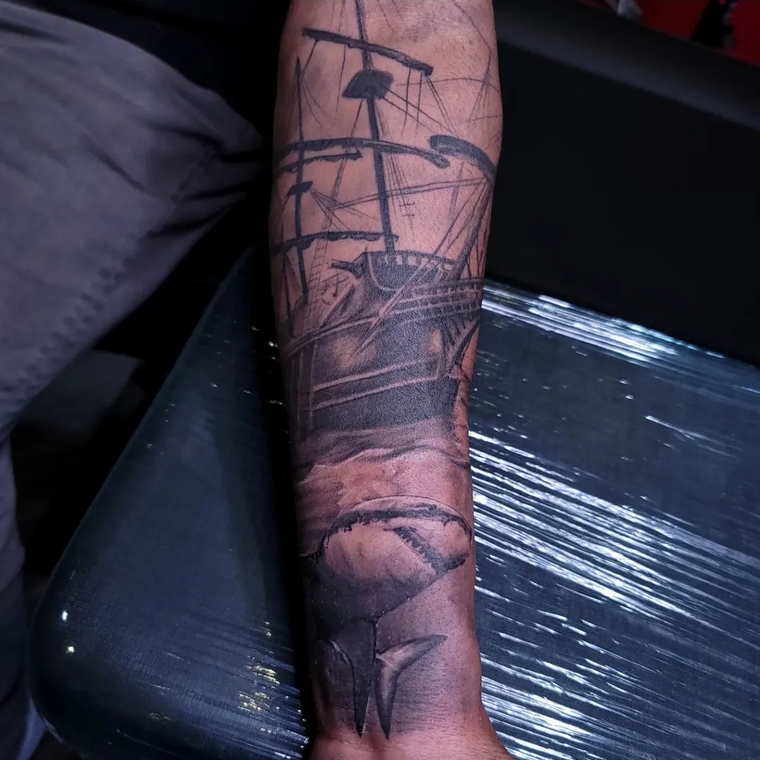 Tatuaje de barco en negro y gris por Zuazuart