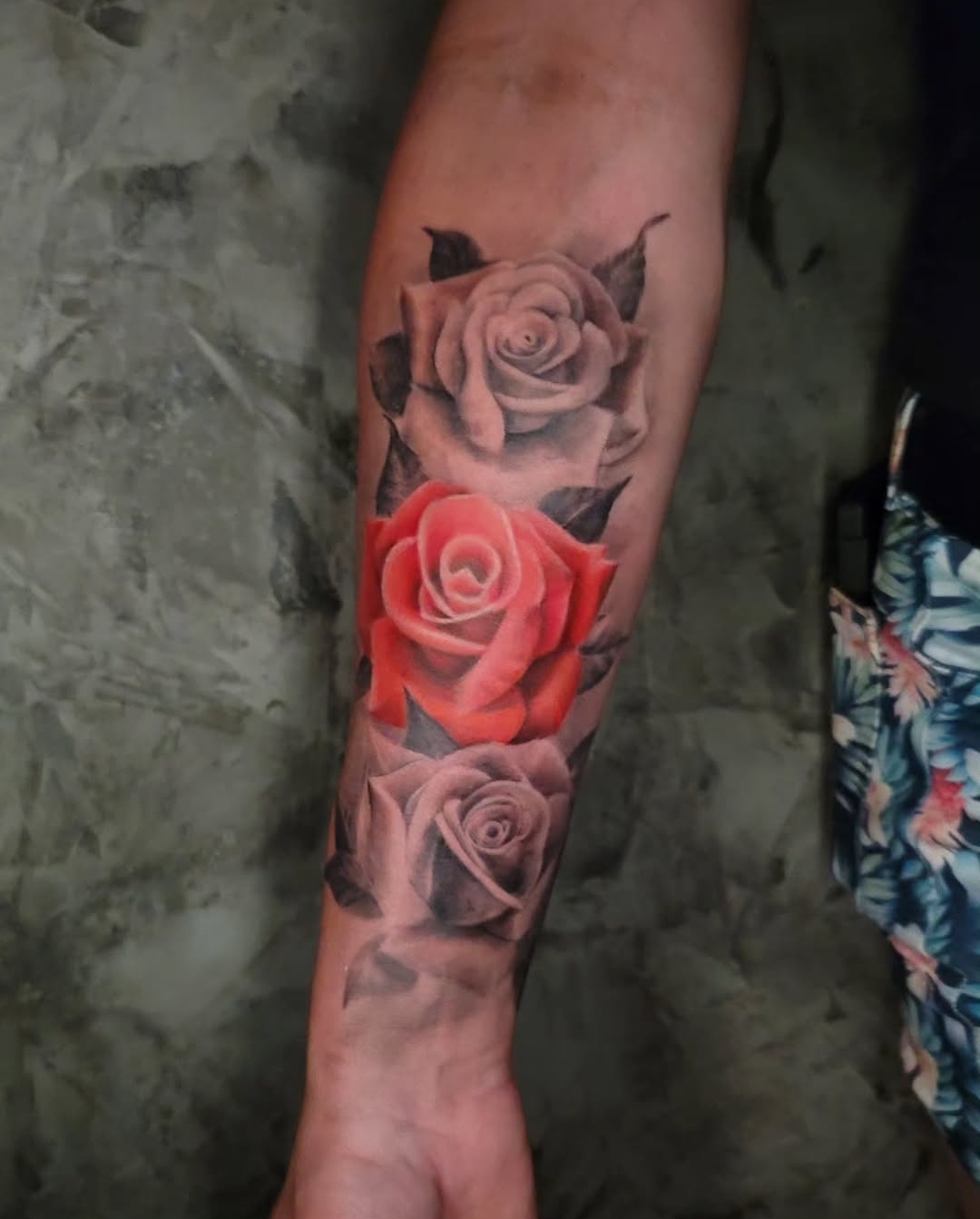 Black and grey roses tattoo by Zuazuart